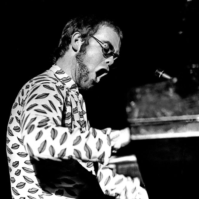 Elton John i Hamburg, mars 1972. Foto: Heinrich Klaffs / Wikimedia Commons. Beskuren. CC BY-SA 2.0
